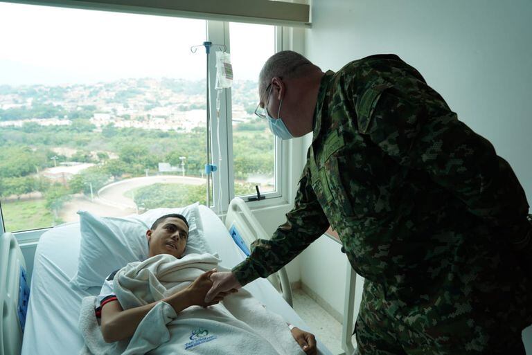 El comandante de las Fuerzas Militares, el general Helder Giraldo, visitó a los heridos del atentado del ELN ocurrido en zona rural del Catatumbo, en Norte de Santander.