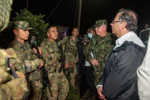 Presidente Gustavo Petro con los soldados que sobrevivieron a la embocada en el Cauca