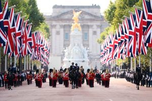 Miembros de las fuerzas armadas mueven el ataúd de la reina Isabel II, adornado con un estandarte real y la corona del estado imperial, durante una procesión desde el Palacio de Buckingham hasta el Westminster Hall en Londres, el miércoles 14 de septiembre de 2022.