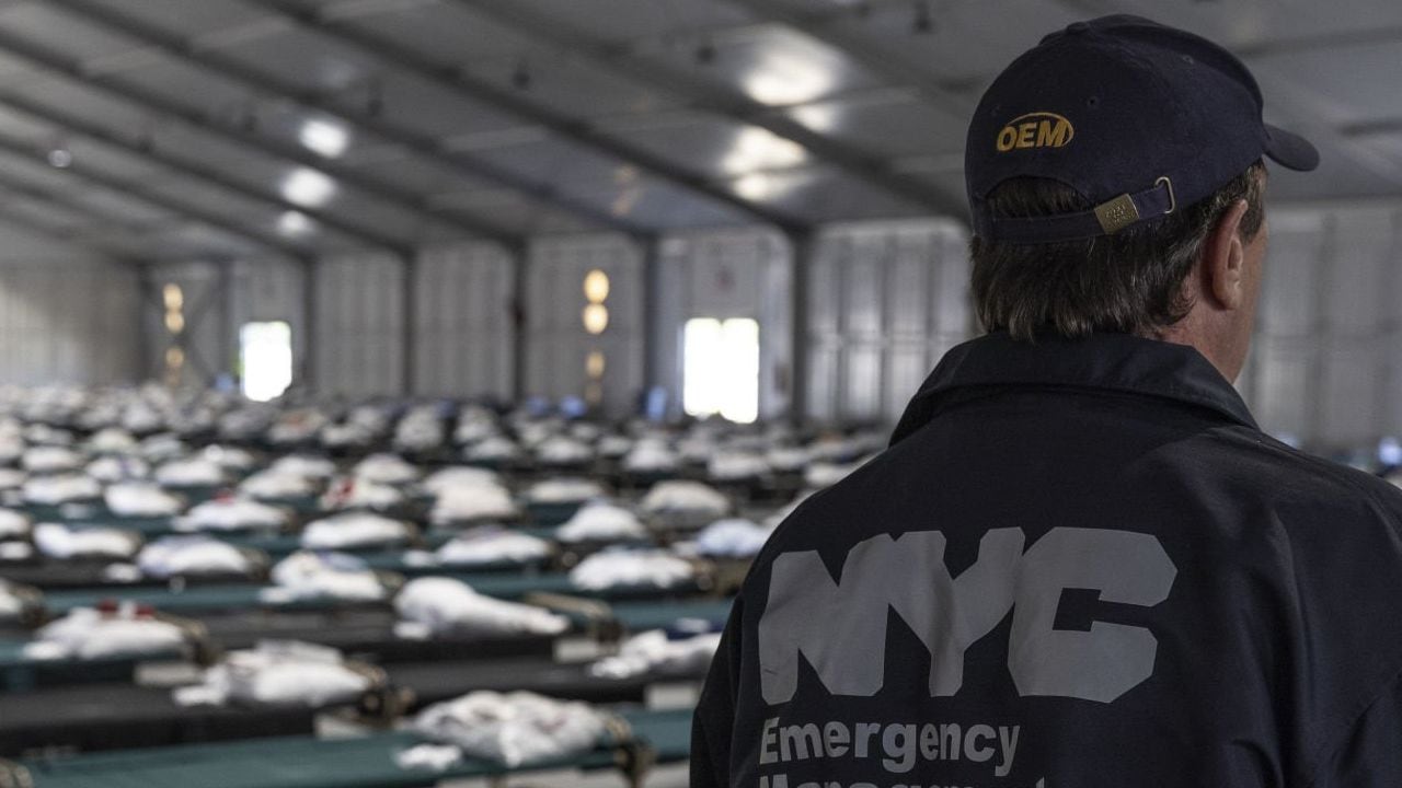 Las autoridades de la ciudad de Nueva York trabajan para atender a la gran cantidad de migrantes que están llegando