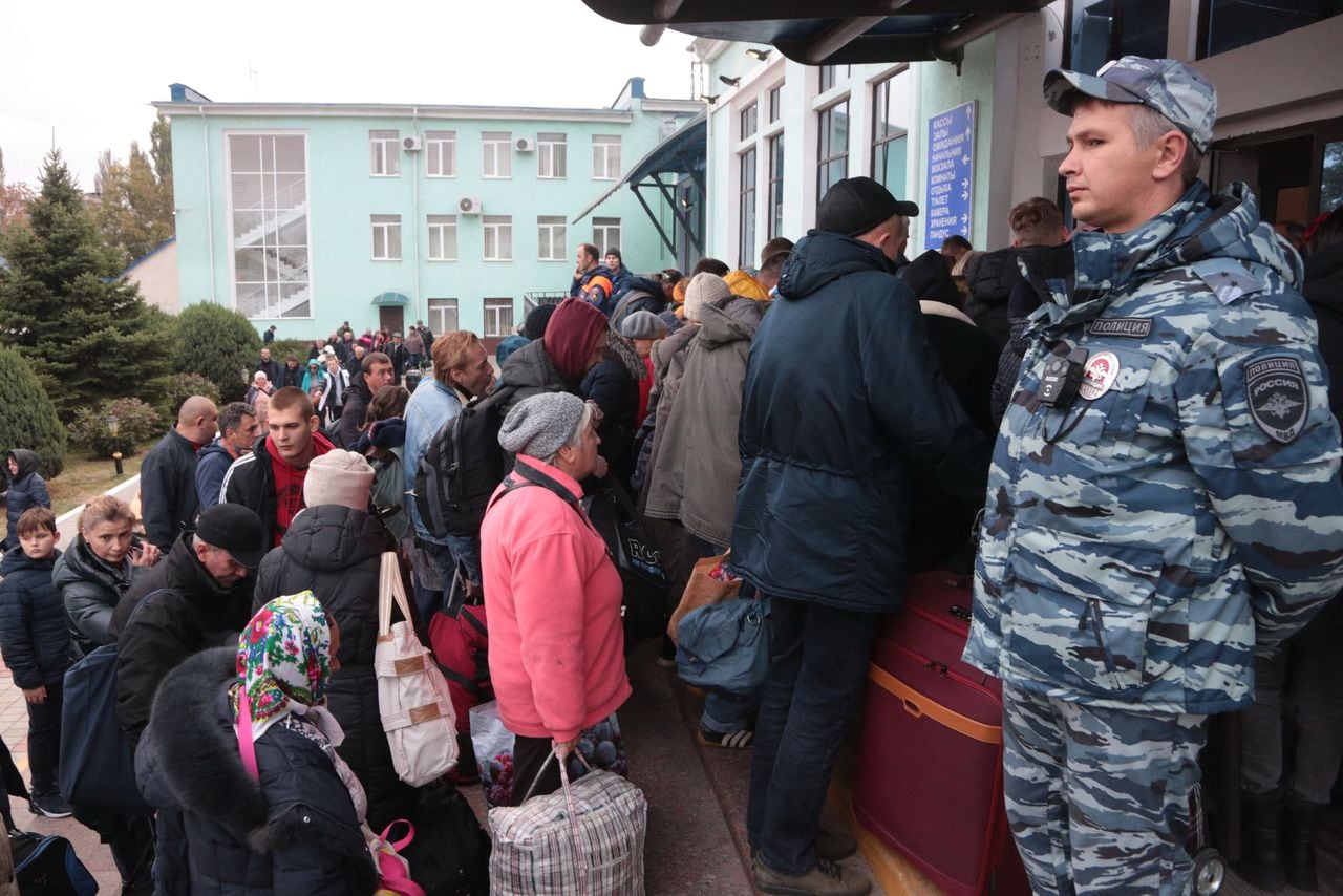 Las personas que llegaron de Kherson esperan una mayor evacuación a las profundidades de Rusia en la estación de tren de Dzhankoi en Crimea el 21 de octubre de 2022. - Las autoridades instaladas en Moscú de la región de Kherson en el sur de Ucrania dijeron el 20 de octubre de 2022 que alrededor de 15,000 personas han sido extraído del territorio que Rusia afirma haber anexado ante un avance ucraniano. (Foto de STRINGER / AFP)