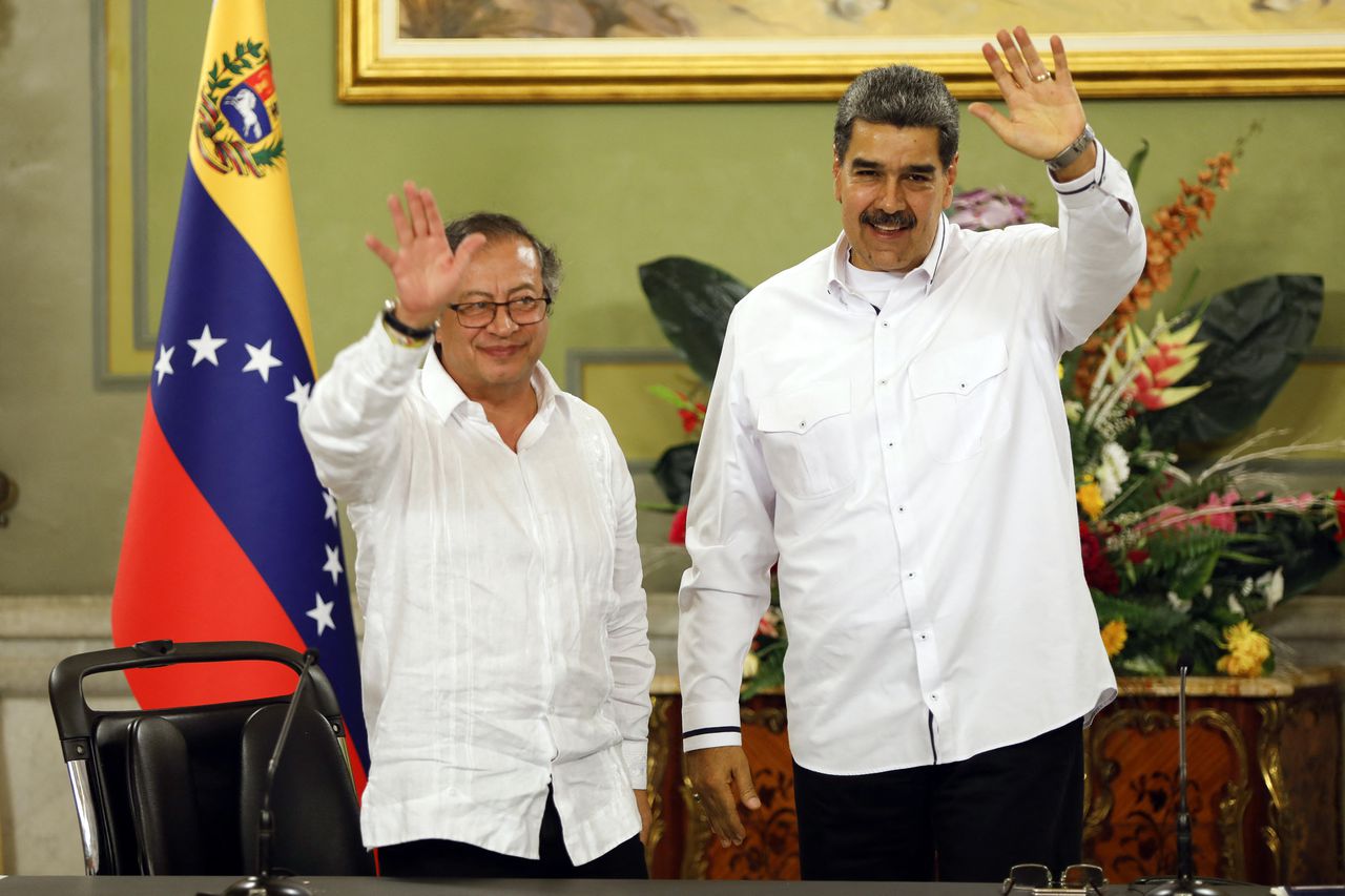 El presidente venezolano, Nicolás Maduro, y el presidente colombiano, Gustavo Petro, saludan después de una reunión en el Palacio Presidencial de Miraflores, en Caracas.