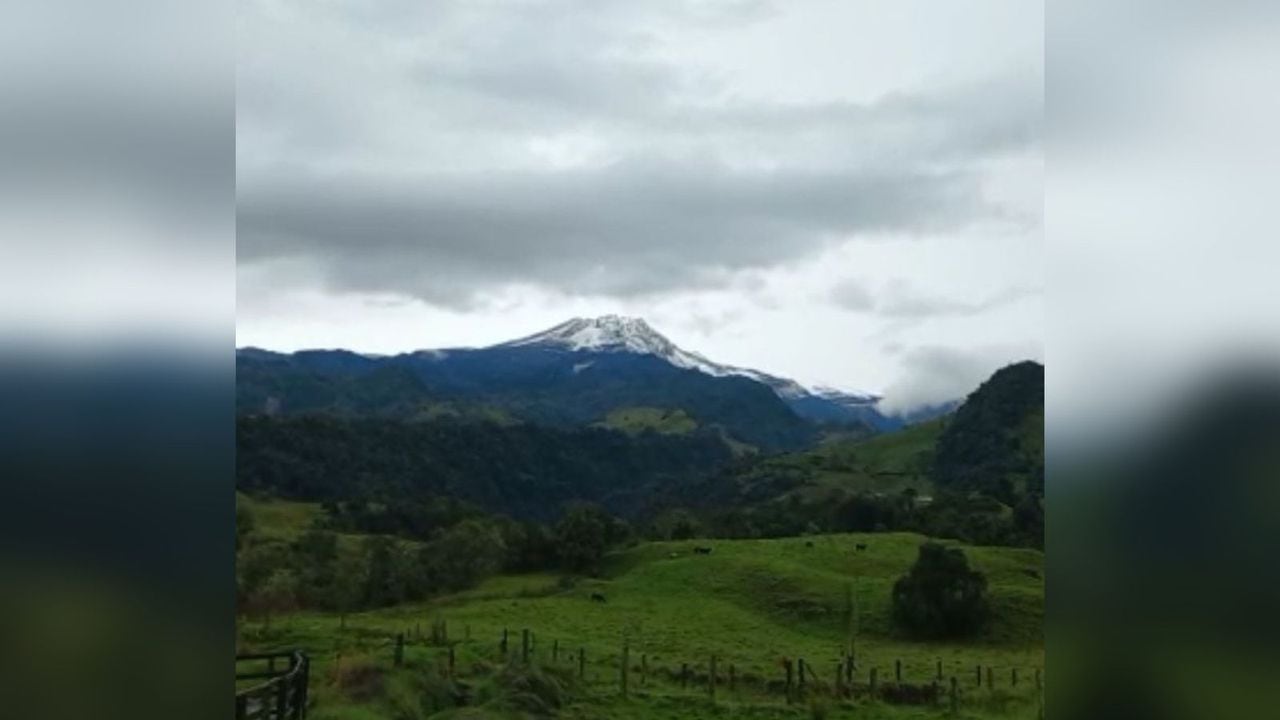 Así se ve el volcán Nevado del Ruiz desde la zona rural de Villamaría, Caldas.