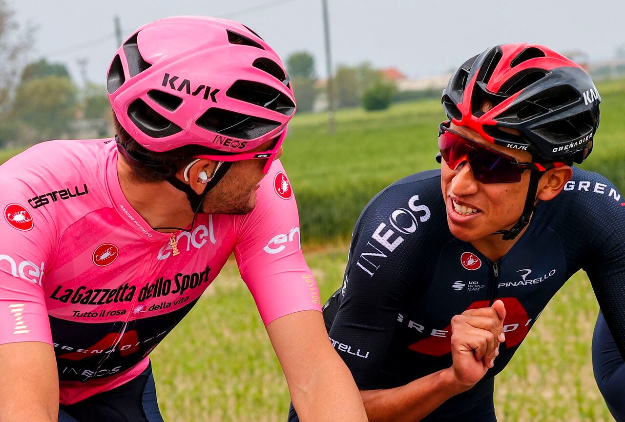 El piloto del equipo Ineos Filippo Ganna (izq.) De Italia, vestido con el maillot rosa de líder general, habla con el ciclista colombiano Egan Bernal (der.) Del Team Ineos mientras compiten en la segunda etapa de la carrera ciclista Giro d'Italia 2021, 179 km entre Stupinigi y Novara, Piamonte, el 9 de mayo de 2021. (Foto de Luca Bettini / AFP)
