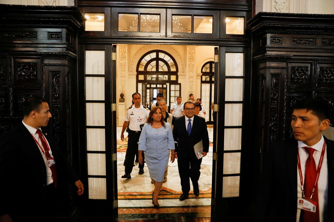 La presidenta de Perú, Dina Boluarte, y el primer ministro, Alberto Otarola, llegan a una conferencia de prensa en Lima, Perú, el 10 de febrero de 2023.