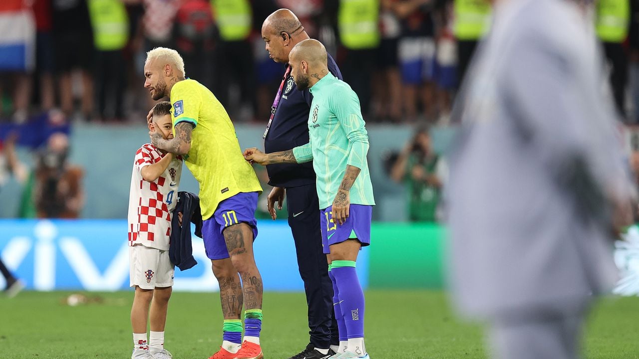 Neymar y su gesto con un niño tras el duelo con Croacia.