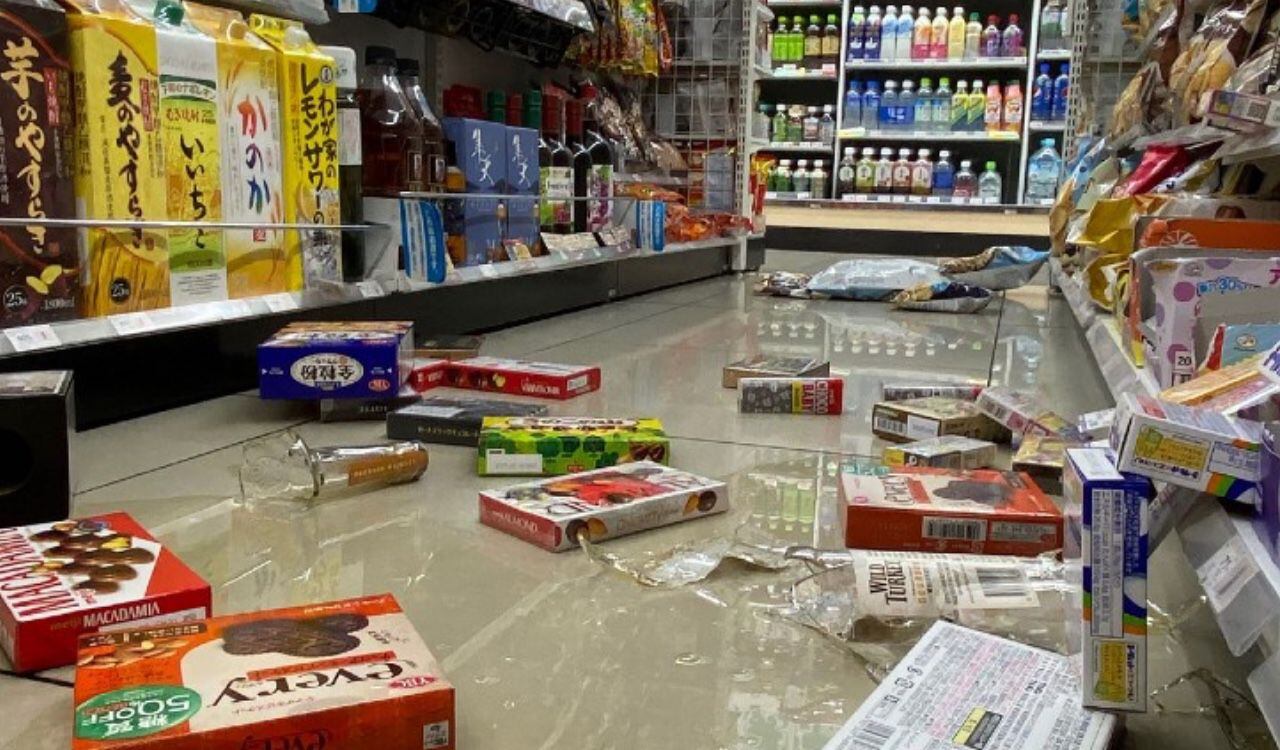 Varios elementos quedaron tirados en el piso de un supermercado en Japón tras el terremoto registrado