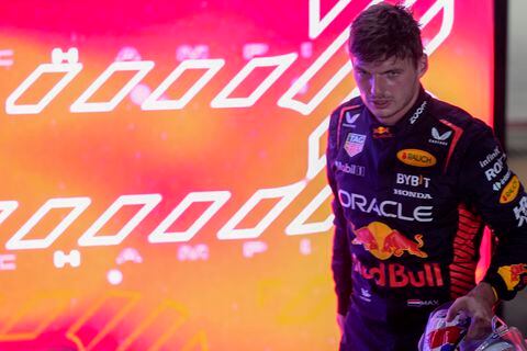 El piloto de Red Bull Max Verstappen reacciona tras convertirse en campeón del mundo por tercer año consecutivo al quedar segundo en el sprint del fin de semana del Gran Premio de Qatar el sábado 7 de octubre del 2023. (AP Foto/Darko Bandic)