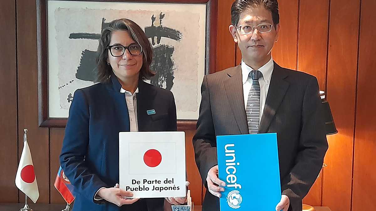 La representante de Unicef Colombia, Victoria Colamarco y el embajador de Japón en Colombia, Takasugi Masahiro.