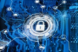Ciberseguridad y concepto de red segura. Protección de datos, gdpr. Fondo futurista brillante con bloqueo en circuito integrado digital.