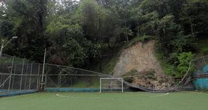 Deslizamiento de tierra en una cancha sintética de Medellín.