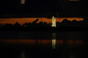 El cohete lunar de próxima generación de la NASA, el Sistema de Lanzamiento Espacial (SLS), con su cápsula de tripulación Orion en la parte superior, se sienta en la plataforma temprano en la mañana antes de que la misión Artemis 1 no tripulada fuera limpiada, en Cabo Cañaveral, Florida, EE. UU., el 29 de agosto. , 2022. Foto REUTERS/Steve Nesius T.