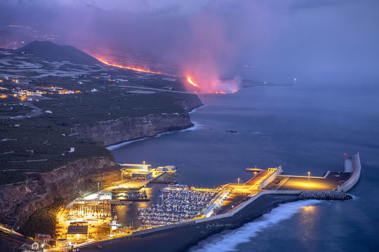 Como La Palma de España gana terreno mientras la lava se derrama en el mar