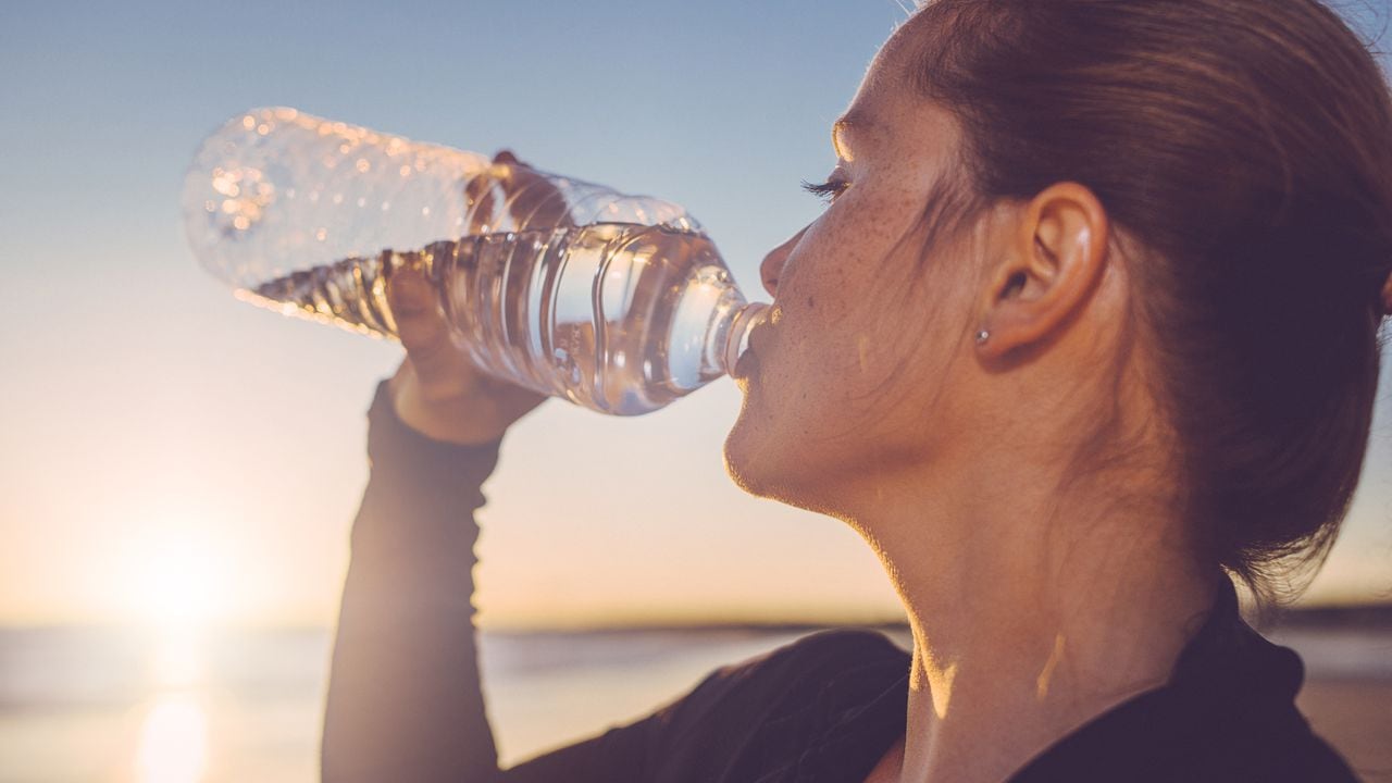 ¿Por qué tomar mucha agua puede ser perjudicial para la salud?