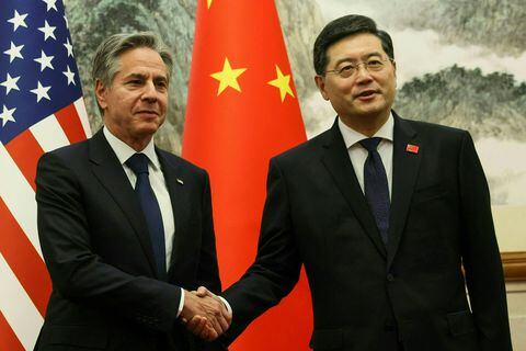 El secretario de Estado de EE. UU., Antony Blinken (izquierda), y el ministro de Relaciones Exteriores de China, Qin Gang, se dan la mano antes de una reunión en la casa de huéspedes estatal Diaoyutai en Beijing el 18 de junio de 2023.