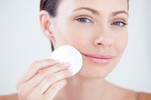 Quitarse el maquillaje debe hacerse de manera indicada para evitar posibles daños en la piel.