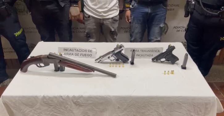Estas fueron las armas incautadas a los tres delincuentes.
