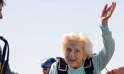 Anciana de 104 años bate récord mundial como la persona más vieja en saltar de paracaídas.