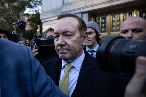 US actor Kevin Spacey leaves United Sates District Court for the Southern District of New York on October 20, 2022 in New York City. A New York court on Octobwer 20, 2022 dismissed a $40 million sexual misconduct lawsuit brought against Kevin Spacey by an actor who claimed the disgraced Hollywood star targeted him when he was 14. (Photo by Yuki IWAMURA / AFP)