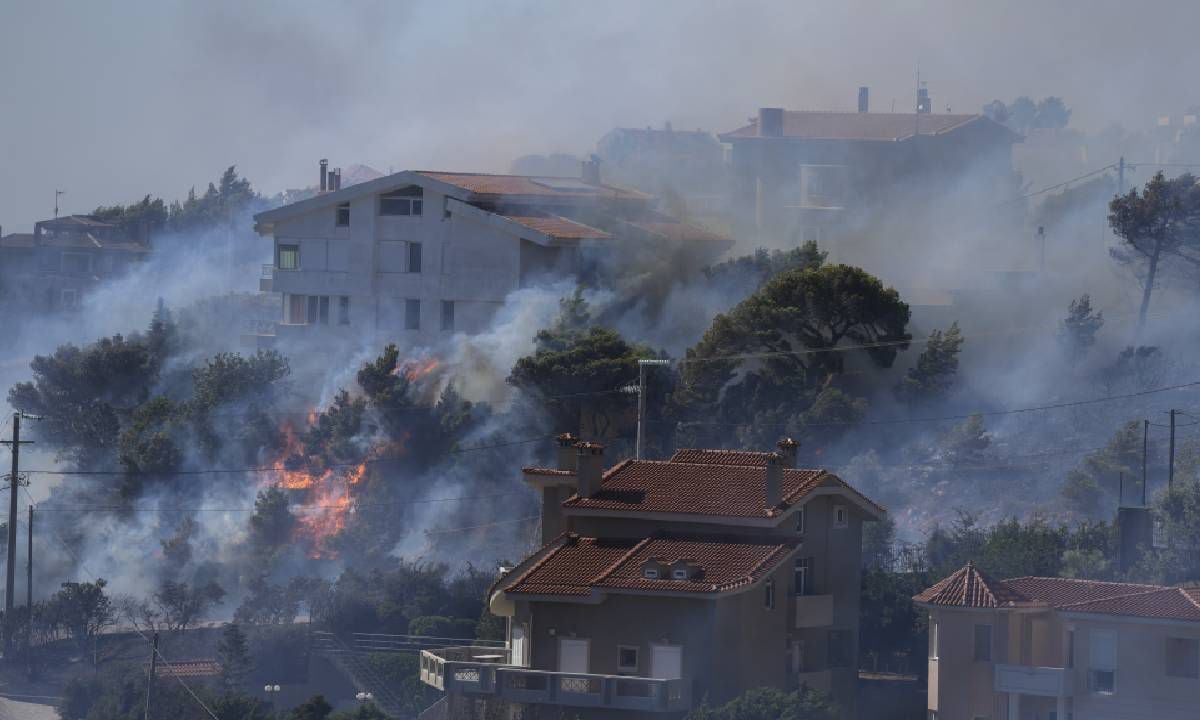 Los fuertes vientos se han convertido en uno de los agravantes que dificultan el oportuno control de los incendios forestales en Grecia.