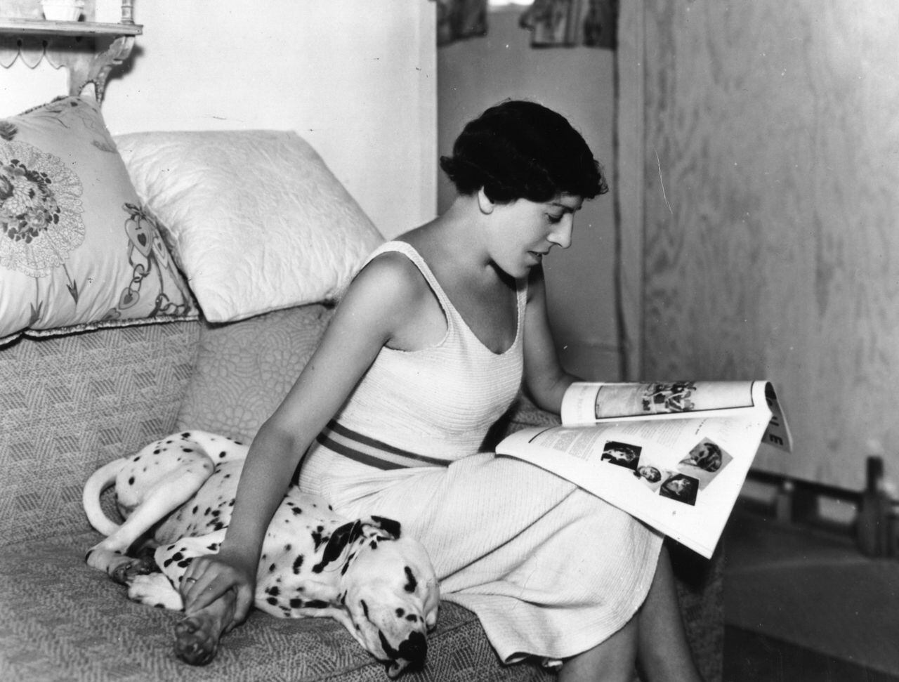 La escritora Dodie Smith con Pongo, su primer dálmata, en 1934. Una amiga le dijo que se haria un excelente abrigo con su piel y ahí nació Cruella.