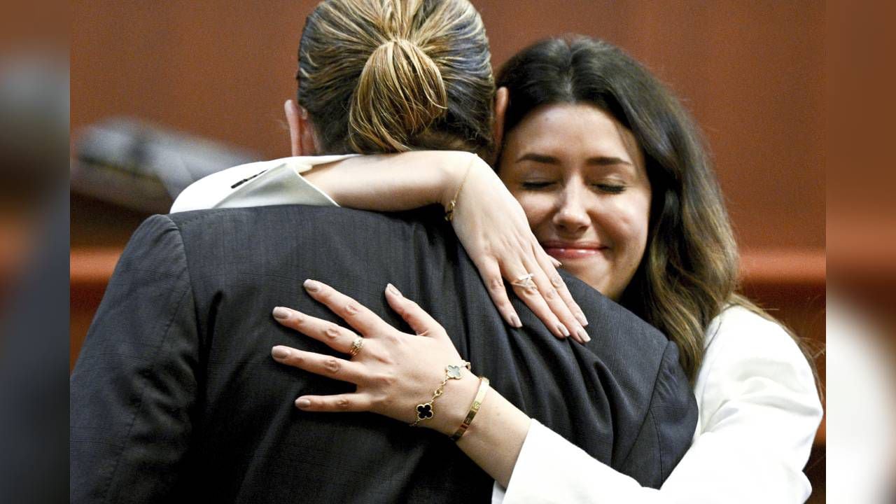 El actor Johnny Depp abraza a la abogada Camille Vasquez en la sala del tribunal de circuito del condado de Fairfax en Fairfax, Virginia, el martes 17 de mayo de 2022. Foto: Brendan Smialowski/Pool vía AP.