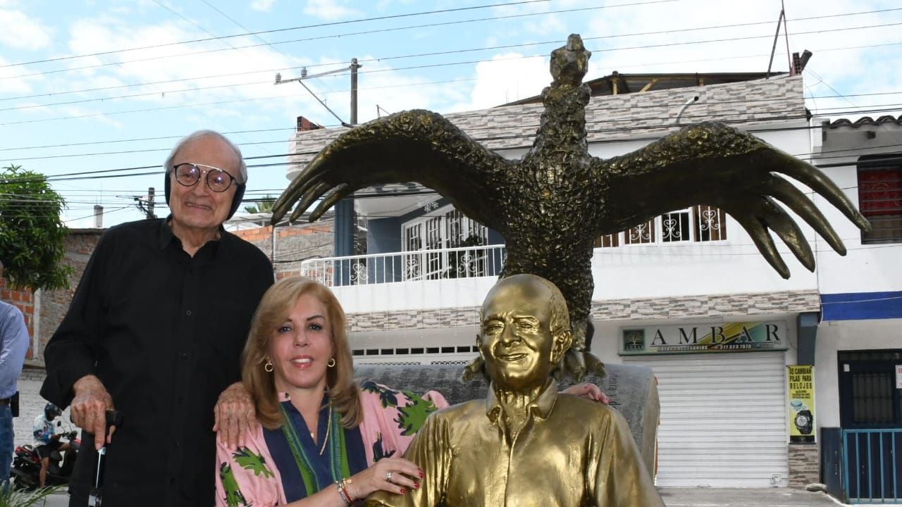 Monumento a escritor Gustavo Álvarez en Tuluá