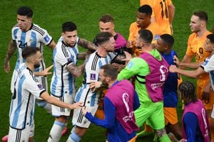 Jugadores de Países Bajos y Argentina chocan a empujones durante el segundo tiempo