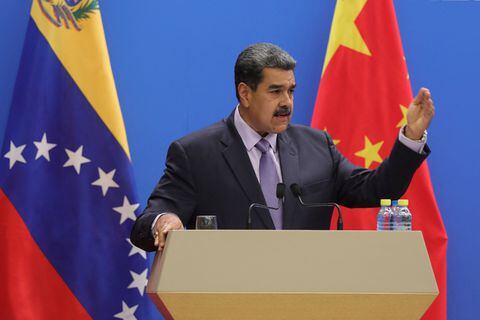 Esta fotografía publicada por la oficina de prensa de Miraflores muestra al presidente venezolano, Nicolás Maduro, hablando durante una 17.ª reunión de la Comisión Conjunta de Alto Nivel entre el Gobierno de la República Popular China y el Gobierno de la República Bolivariana de Venezuela en Beijing el 13 de septiembre de 2023.