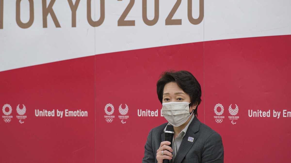 La presidenta del comité organizador de los Juegos Olímpicos y Paralímpicos de Tokio, Seiko Hashimoto, habla ante los miembros de la mesa directiva de los Juegos de Tokio. (Nicolas Datiche/Pool Photo via AP)