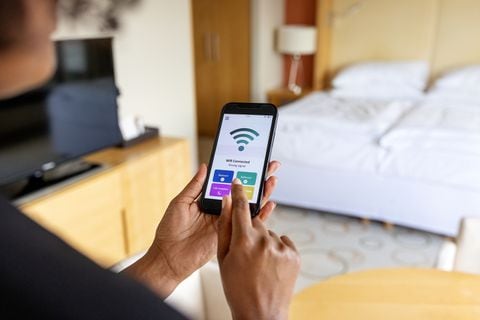 ¿Es malo mantener el celular con el Wi-Fi y los datos activados?