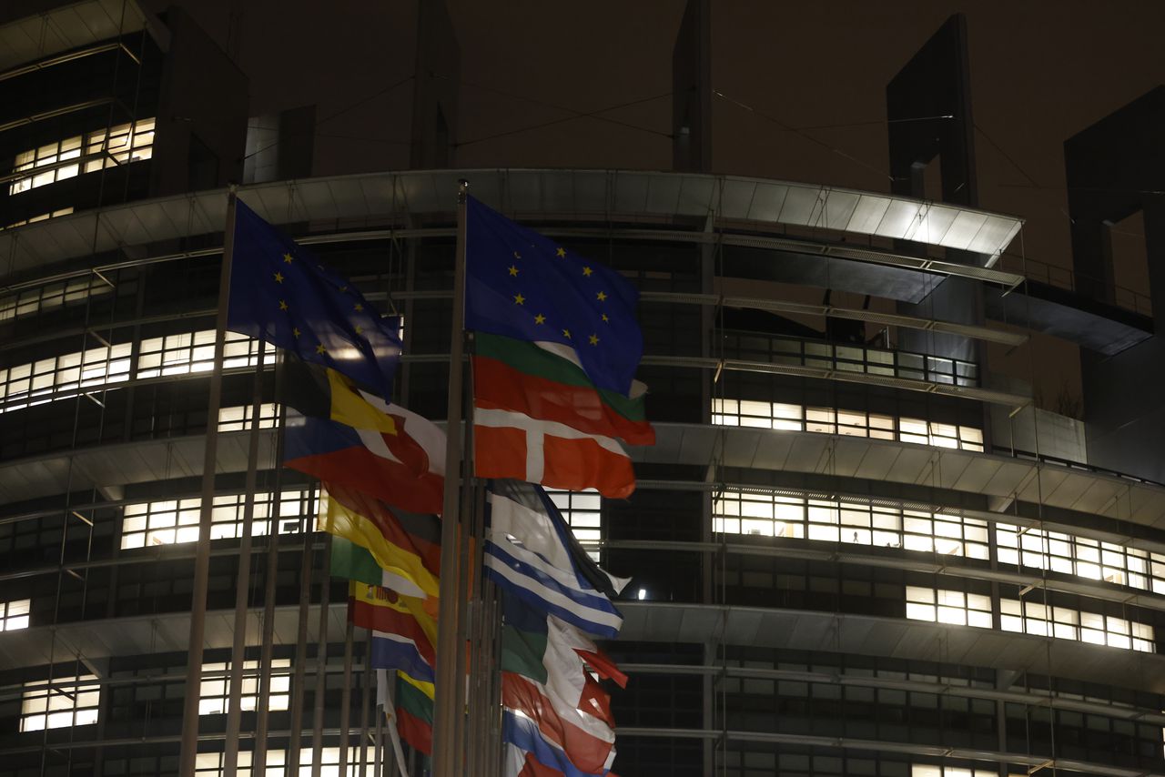 Banderas europeas ondean afuera del Parlamento Europeo en Estrasburgo, Francia, el lunes 22 de noviembre de 2021. (AP Foto/Jean-Francois Badias)