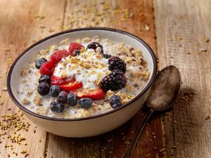 Debido a su alto contenido de proteína el yogur griego es una buena opción para aumentar la masa muscular.