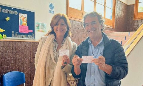 Sergio Fajardo ya está en Bogotá para recibir los resultados de las elecciones y aprovechó para acompañar a su novia a votar.