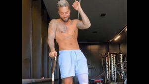 Maluma compartió un video bailando en medio de su recuperación por la cirugía de rodilla.