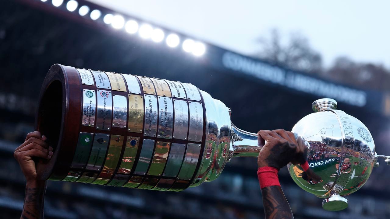 GUAYAQUIL, ECUADOR - OCTOBER 29: Detail of the trophy as a player of Flamengo holds it after winning the final of Copa CONMEBOL Libertadores 2022 between Flamengo and Athletico Paranaense at Estadio Monumental Isidro Romero Carbo on October 29, 2022 in Guayaquil, Ecuador. (Photo by Franklin Jacome/Getty Images)