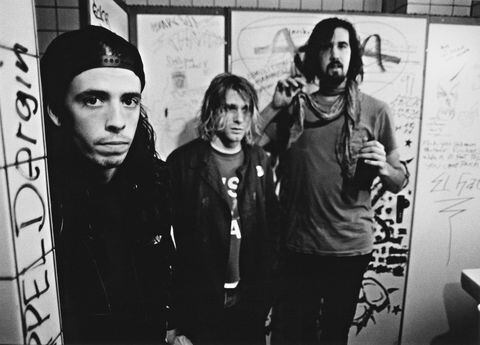 Nirvana, backstage en Frankfurt, Alemania, el 12 de noviembre de 1991. Dave Grohl, Kurt Cobain (1967 - 1994) y Krist Novoselic. Foto: Paul Bergen/Redferns/Getty Images