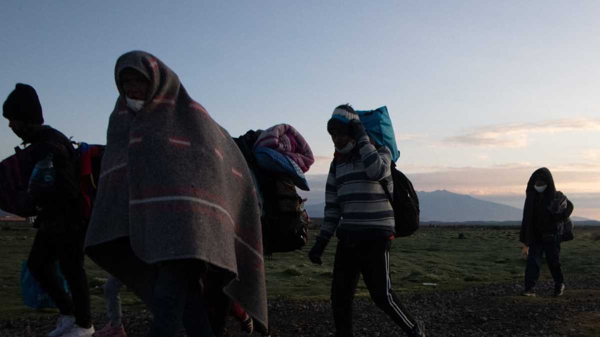 Varios migrantes, en su mayoría venezolanos, intentan cruzar la frontera entre Bolivia y Chile