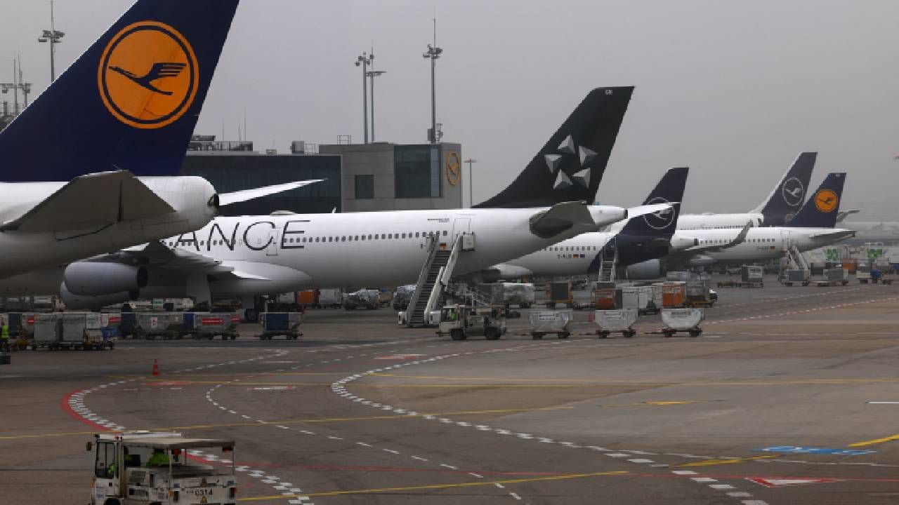 Los aviones de Lufthansa esperan después de que una falla de TI en Lufthansa de Alemania cause retrasos masivos en los vuelos e interrupciones en Frankfurt.