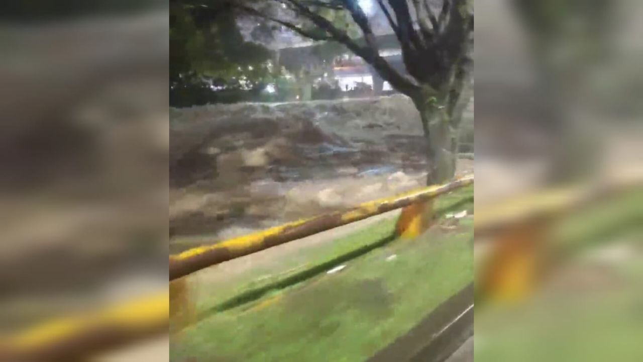 Tres vehículos quedaron atrapados en inundación en un soterrado