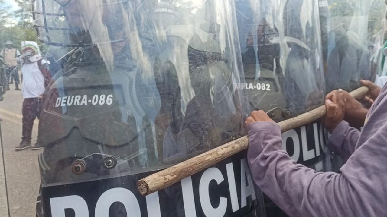 Orden de desalojo termina en enfrentamientos entre la Policía e invasores en Necoclí, Antioquia.