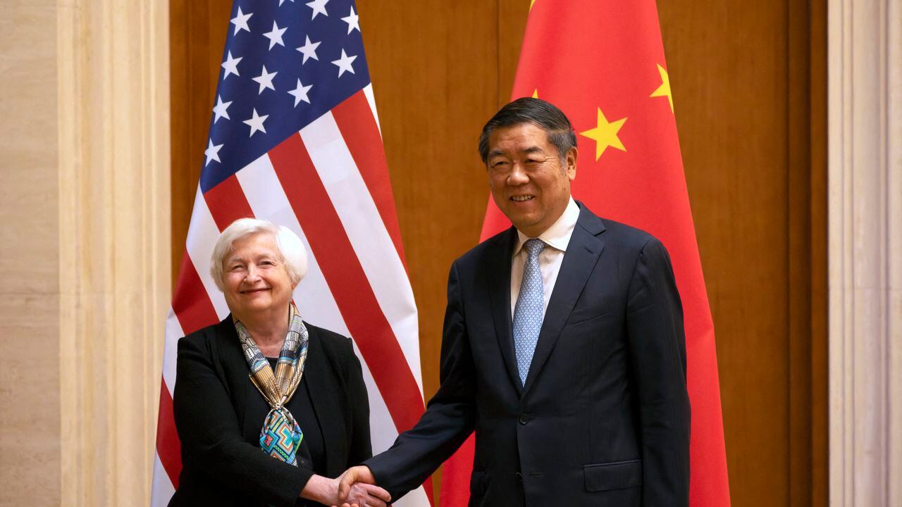 La secretaria del Tesoro de EE. UU., Janet Yellen (izquierda), le da la mano al viceprimer ministro chino, He Lifeng, durante una reunión en la Casa de Huéspedes Estatal Diaoyutai en Beijing el 8 de julio de 2023. (Foto de Mark Schiefelbein / POOL / AFP)