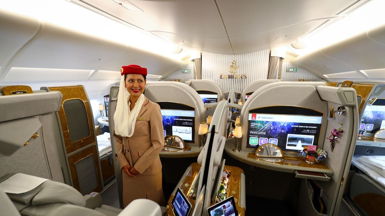 Azafata de la aerolínea Fly Emirates, de Emiratos Árabes Unidos
