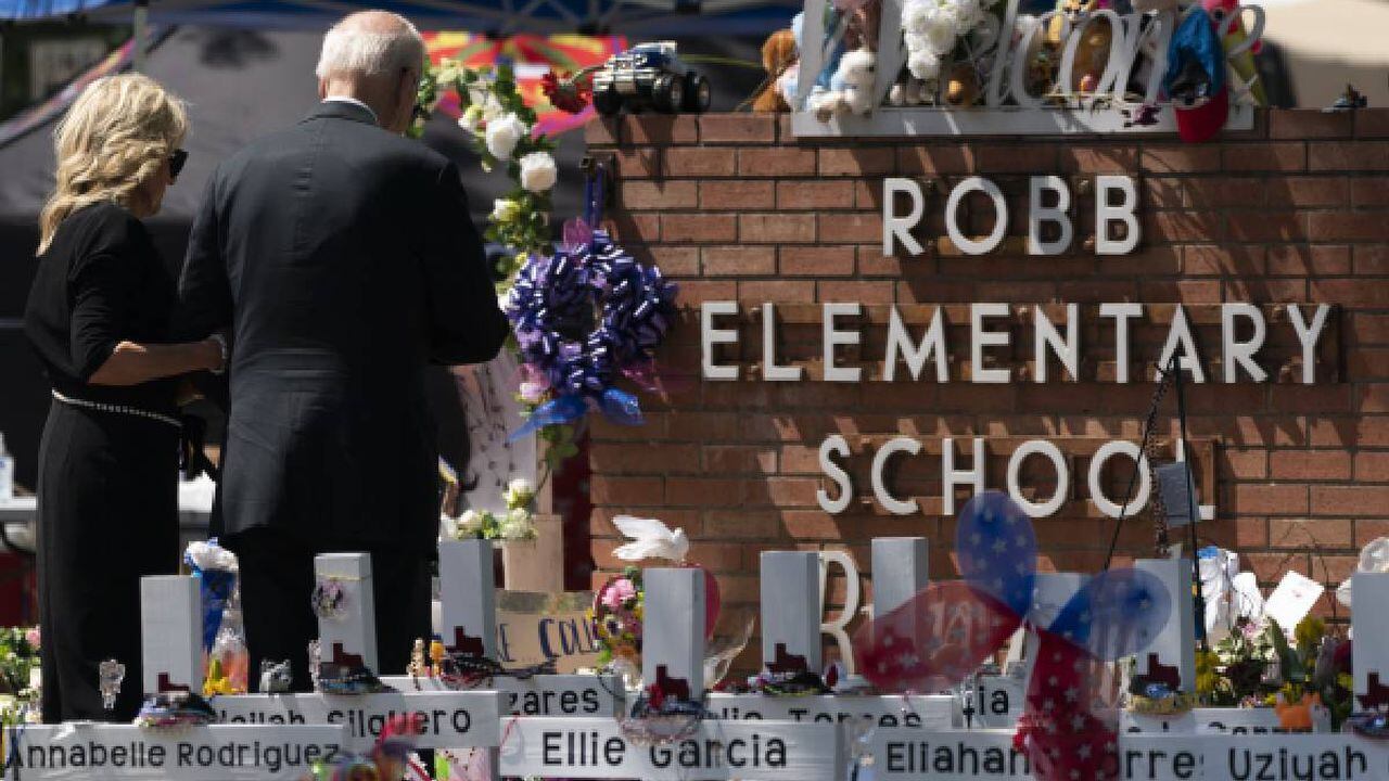 Presidente de EE. UU. visitó la escuela donde fueron asesinadas 21 personas en un tiroteo el pasado martes.