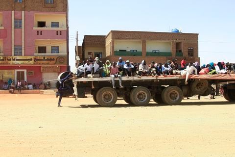 Las personas que huyen de las batallas callejeras entre las fuerzas de dos generales sudaneses rivales son transportadas en la parte trasera de un camión.
Foto: Agencia AFP
