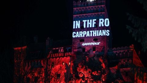 La organización Greenpeace proyectó imágenes en los muros del castillo, en Rumania.
