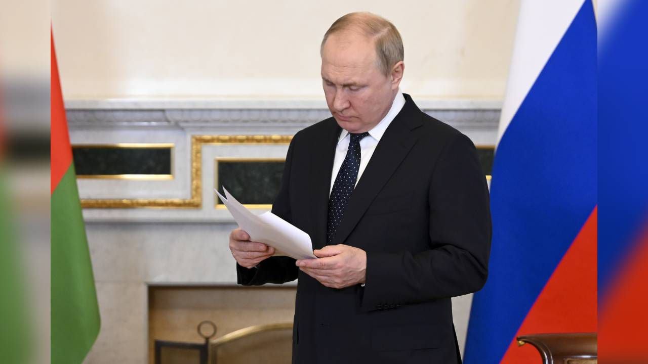 El presidente ruso Vladimir Putin lee un documento mientras espera a su homólogo bielorruso Alexander Lukashenko para un encuentro en San Petersburgo, Rusia, el sábado 25 de junio de 2022. Foto: AP/ Maxim Blinov, Sputnik, Kremlin.