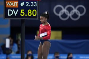 La gimnasta estadounidense Simone Biles espera para realizar un salto en potro en la final por equipos de la gimnasia, en los Juegos de Tokio, el 27 de julio de 2021, en Tokio. (AP Foto/Gregory Bull)