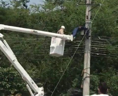 Las autoridades investigan los hechos de este accidente eléctrico.
