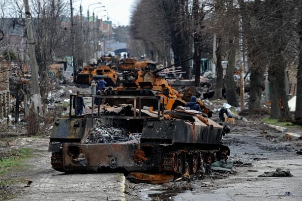 La imagen muestra varios tanques rusos destruidos en la ciudad de Bucha, en el marco de la guerra con Ucrania.